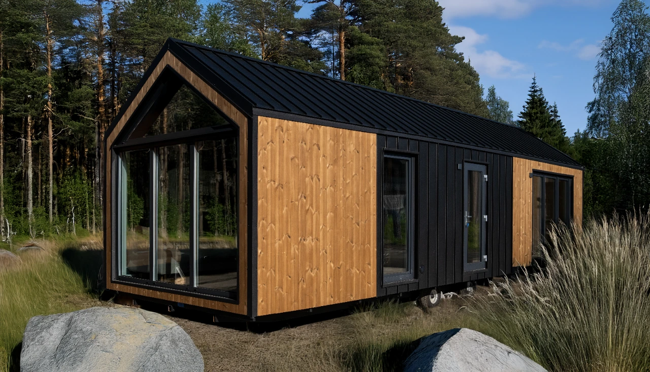Sky von Aurora: Modulhaus mit Satteldach, verglaster Giebelseite und Holz-Metallfassade im Kiefernwald