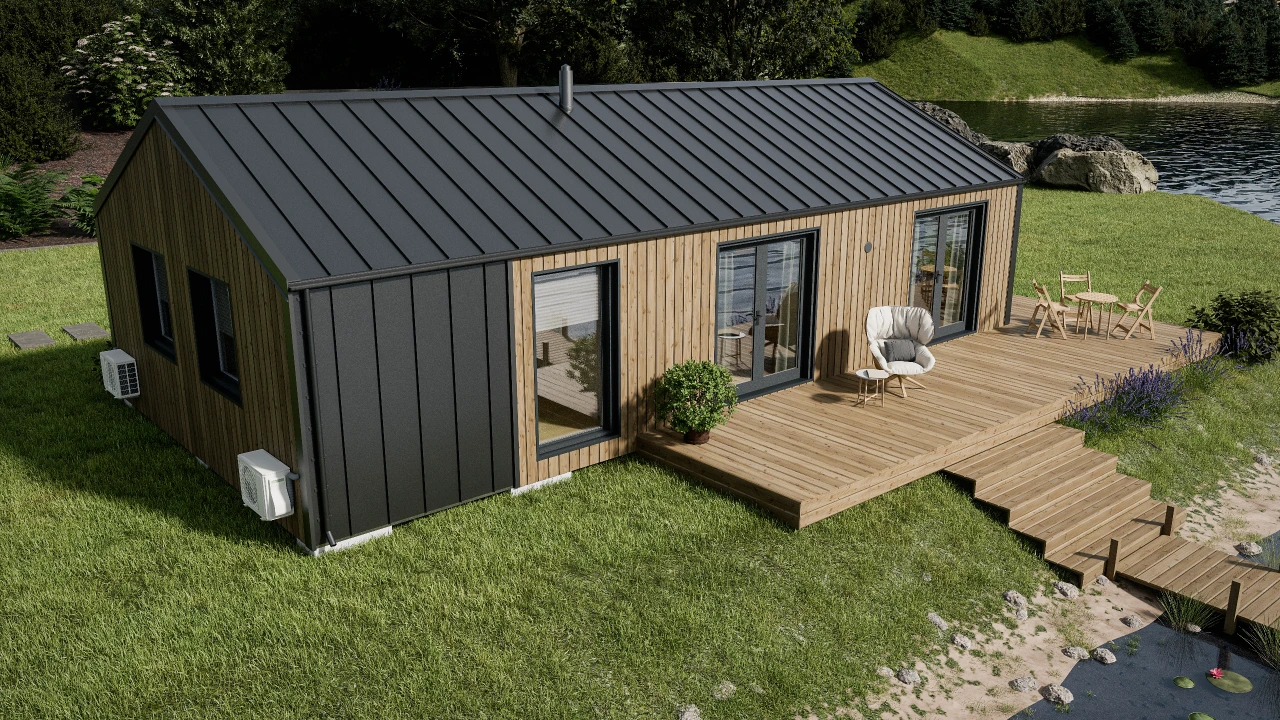 Evergreen XL von Aurora: eingeschossiges Modulhaus mit Satteldach, dunkler Fassade und Holzterrasse am Teich